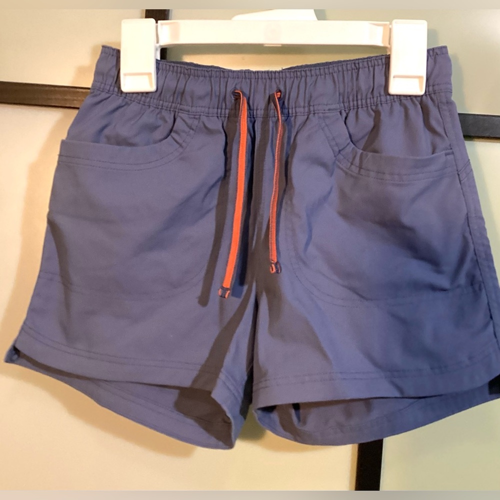 REI short pants 3 pockets. Size 10-12 girls